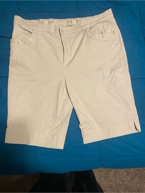 Gloria Vanderbilt Cream Women’s Bermuda Shorts